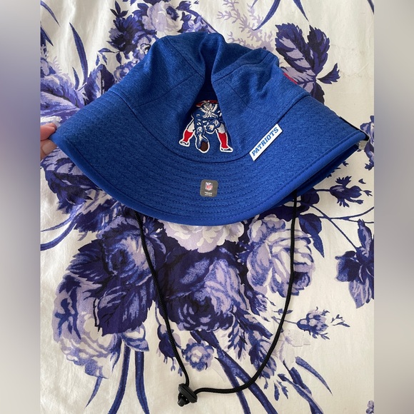 Men's New Era Heather Royal New England Patriots Bucket Hat - Picture 3 of 7